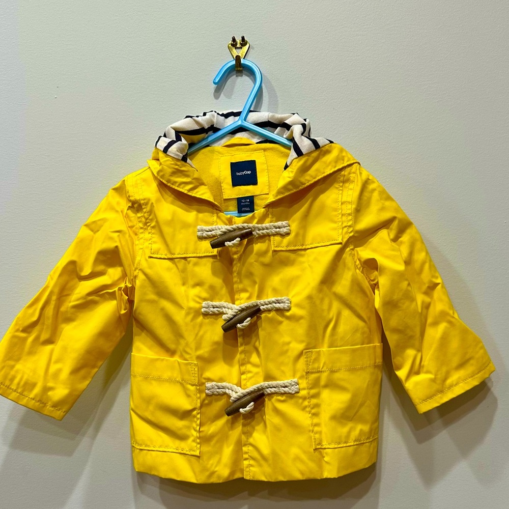 Baby Gap yellow hooded raincoat w/ snap button and toggle closure. 12-18 months
